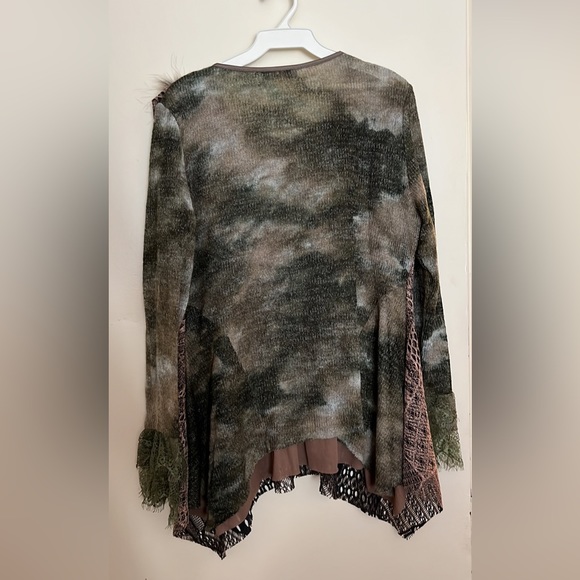 Tapering John Fashion Blouse 🔥 Price Dropped 🔥 - Picture 2 of 9